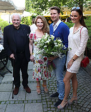Ex-Lebensgefährte Erich Kaub, Ulrike Hübner, Sohn Niki mit dessen Freundin Ellen bei der Geburtstagsfeier von Ulrike Hübner im Bogenhauser Hof (©Foto: Martin Schmitz